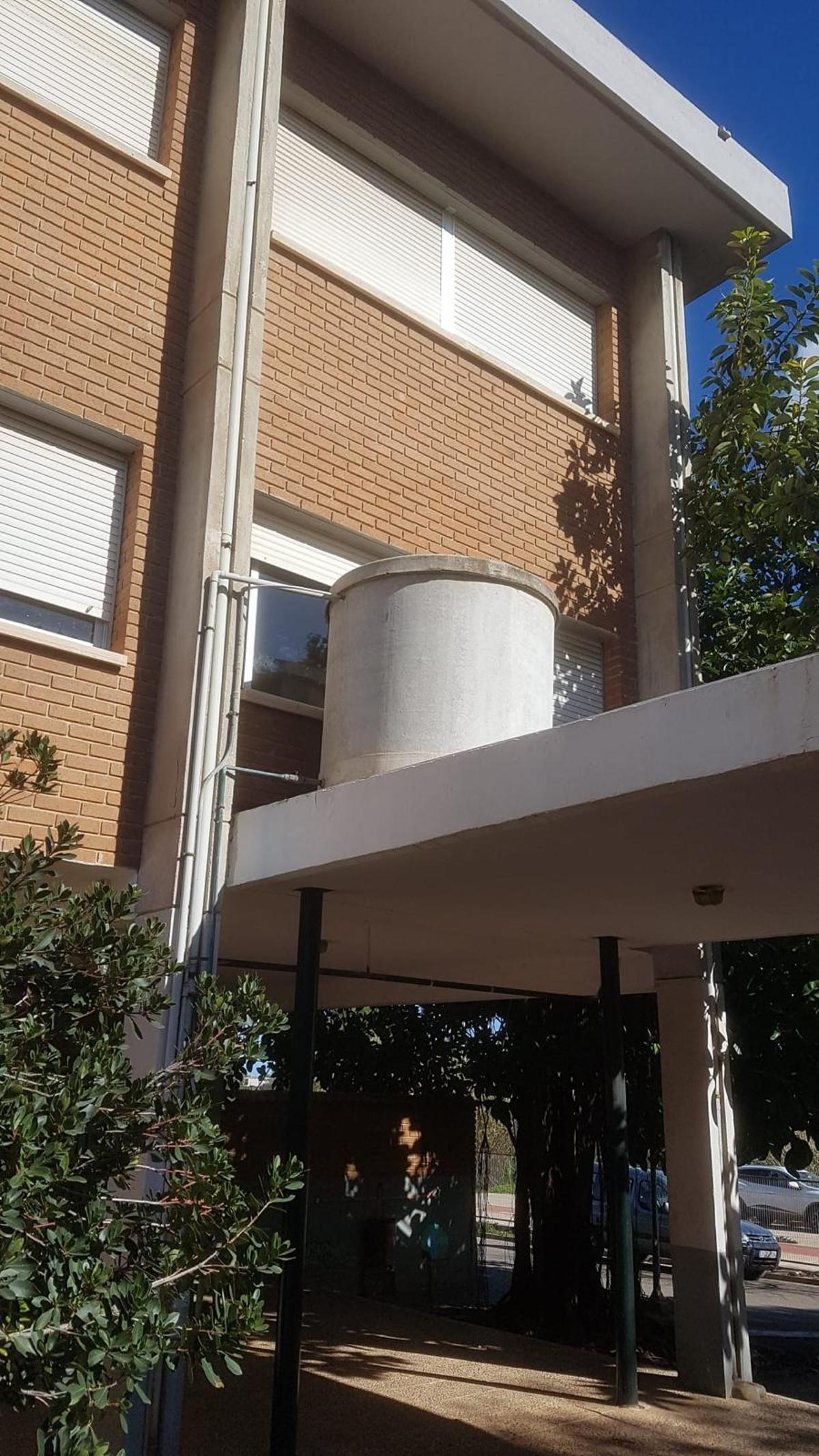 Depósito de fibrocemento que aún no ha sido retirado del IES Enric Soler i Godes.