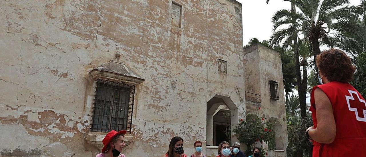 Trabajadores de Cruz Roja en el huerto junto a la vivienda que originariamente fue la morada de José María López Mezquita, medalla de oro de Bellas Artes.  | ANTONIO AMORÓS