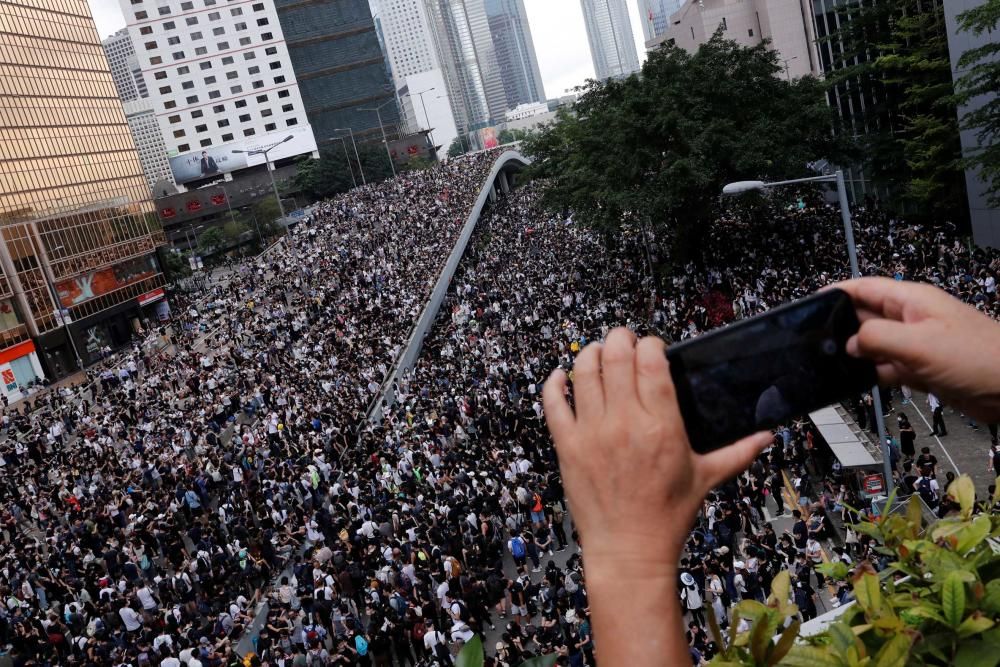 Miles de manifestantes paralizan Hong Kong