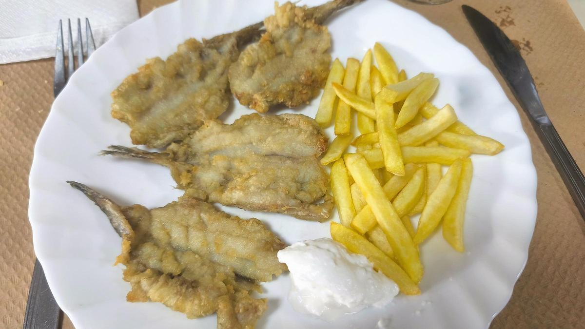 La maira es un pescado de playa económico, ecológico, muy nutritivo que se sirve en el restaurante Granja Ca l'Avi.