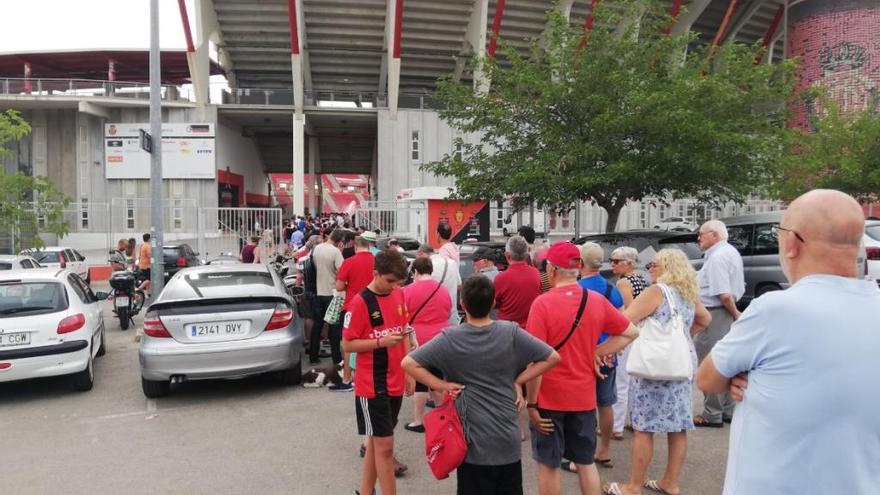 Los aficionados hacen cola para renovar el carnet en Son Moix.