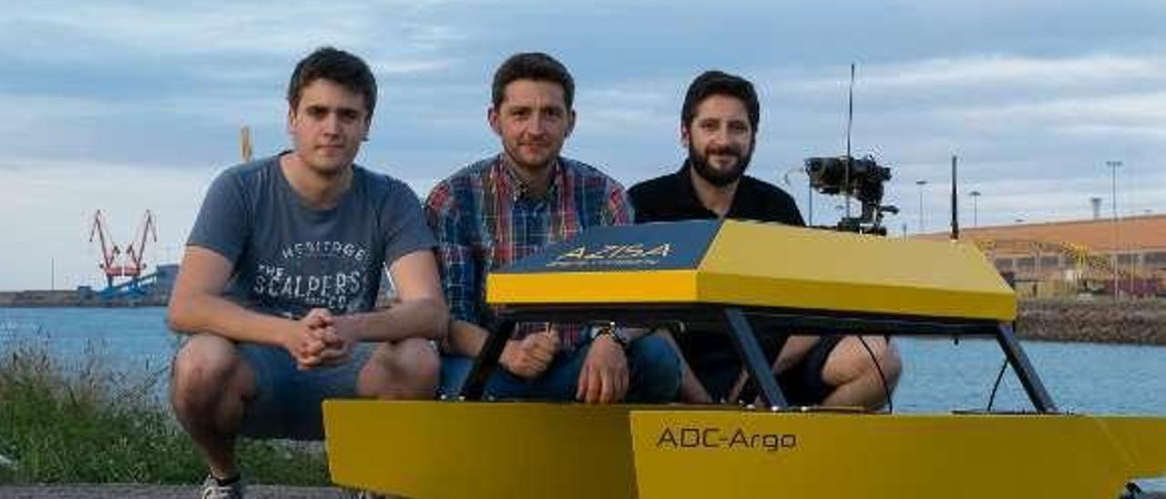 Por la izquierda, Javier Labrada, Raúl Álvarez y Armando Gallardo, con el prototipo de catamarán similar al que desarrollan para limpiar plásticos.