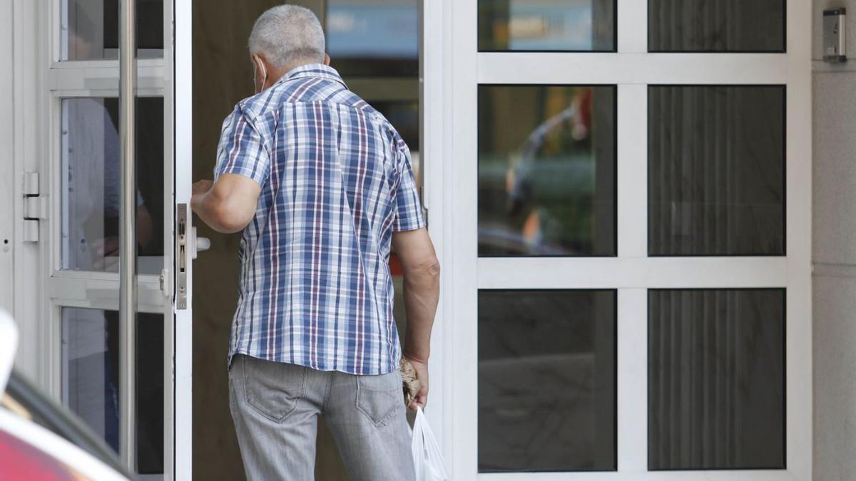 Un vecino de Vigo entra en el portal del edificio en el que reside.