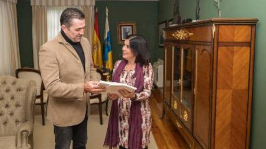 Miguel Ángel Clavijo, director general de Patrimonio Cultural, con Carolina Darias, presidenta del Parlamento.