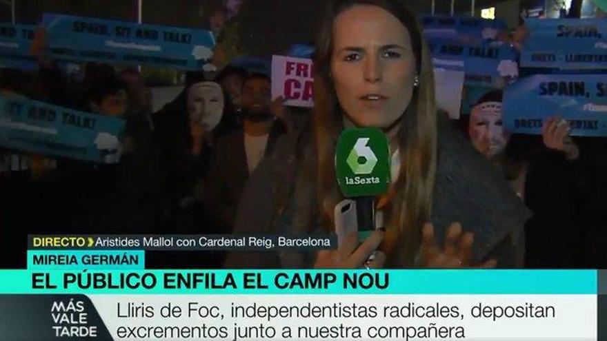 Una periodista de La Sexta, rodeada de excrementos de burro en el Camp Nou