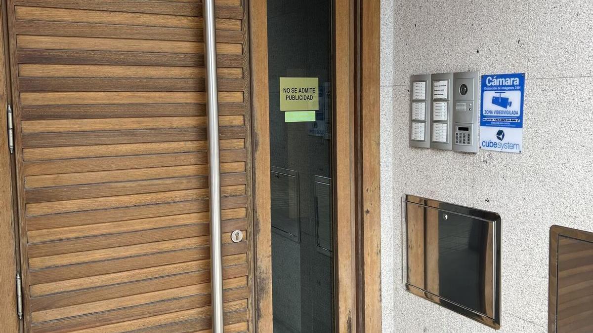 La entrada de una vivienda en Vigo con instalación de alarma.