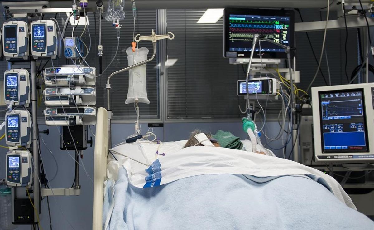 Un paciente ingresado en la Unidad de Cuidados Intensivos para enfermos de coronavirus del Hospital Josep Trueta de Girona. Un paciente ingresado en la Unidad de Cuidados Intensivos para enfermos de coronavirus del Hospital Josep Trueta de Girona.