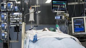 Un paciente ingresado en la Unidad de Cuidados Intensivos para enfermos de coronavirus del Hospital Josep Trueta de Girona.