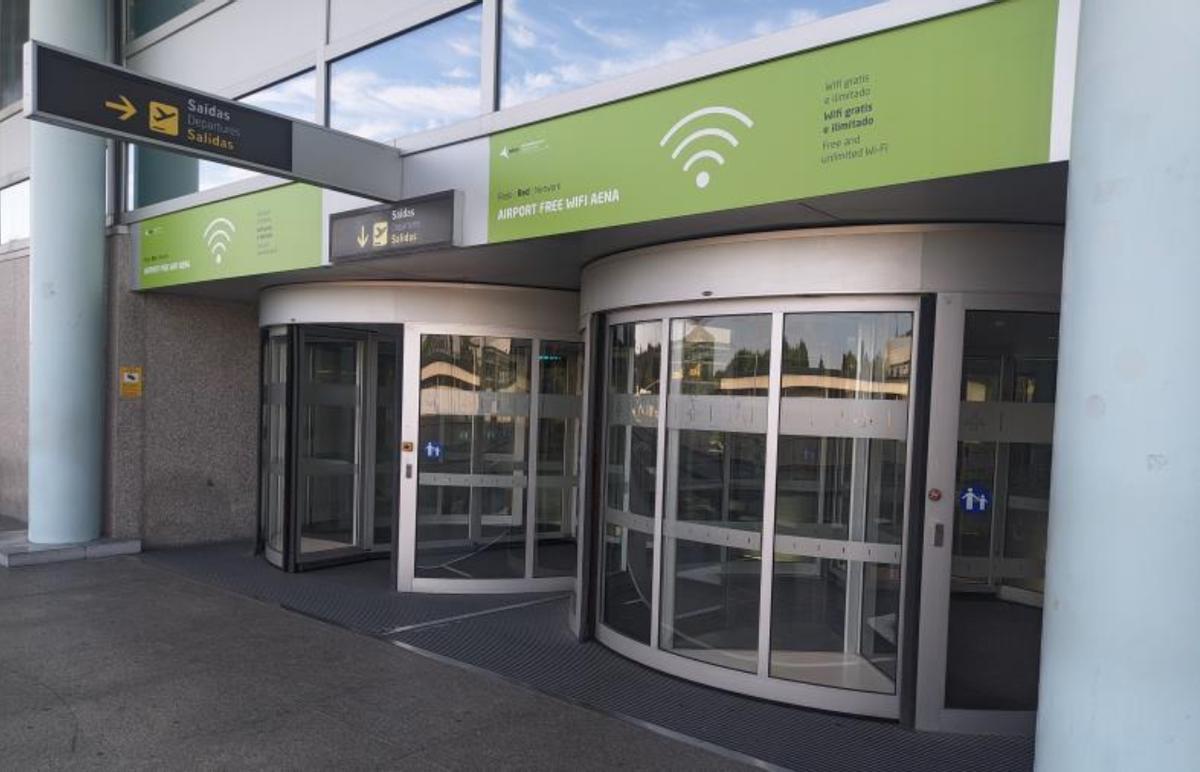 Vista de una de las puertas girarotias del aeropuerto de Vigo.