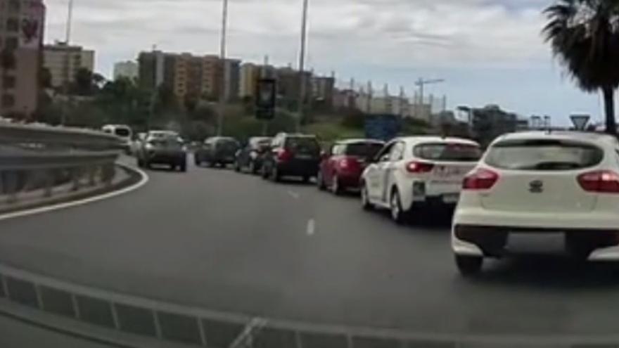Conductor imprudente cruza la mediana en la rotonda del Hospital Doctor Negrín