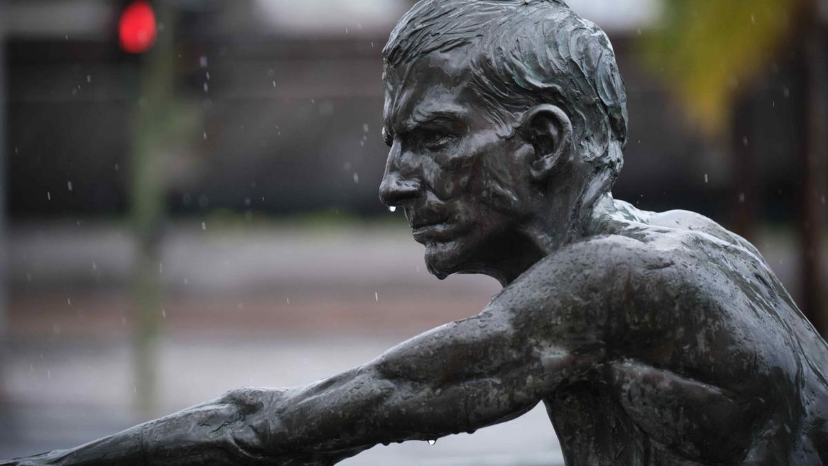 Un aguacero empapa una escultura de bronce de la capital tinerfeña en las primeras horas de la tarde de ayer. | | CARSTEN W. LAURITSEN