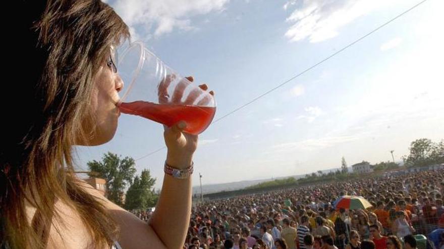 Una joven bebiendo alcohol en un macrobotellón en Granada, en el que se dieron cita entre 20.000 y 25.000 jóvenes.