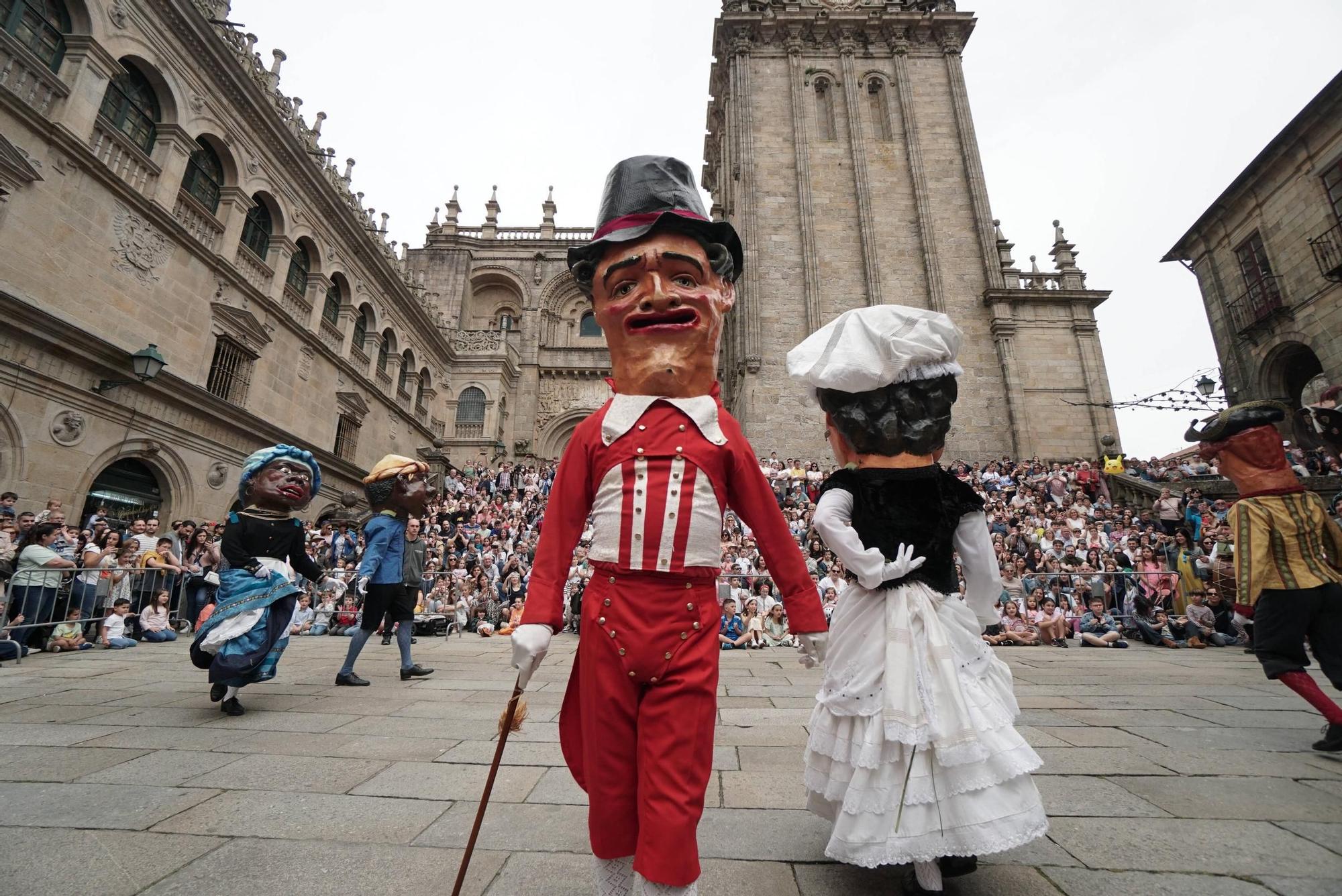Desfile de los Cabezudos por el casco histórico de Santiago