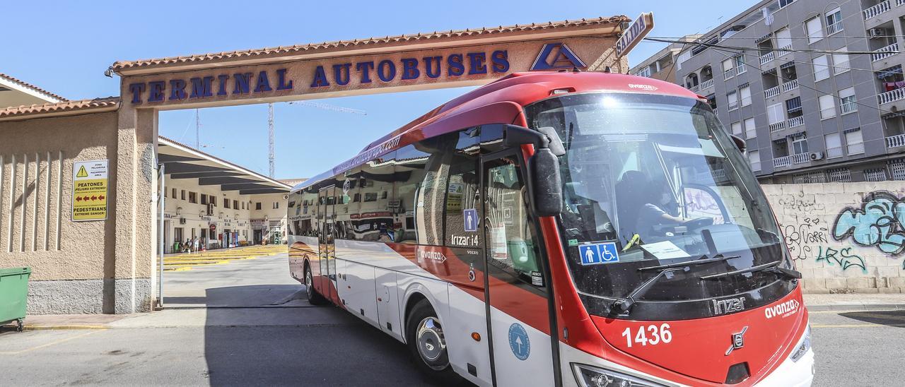 Autobús urbano dejando la terminal de Torrevieja situada en la calle Antonio Machado