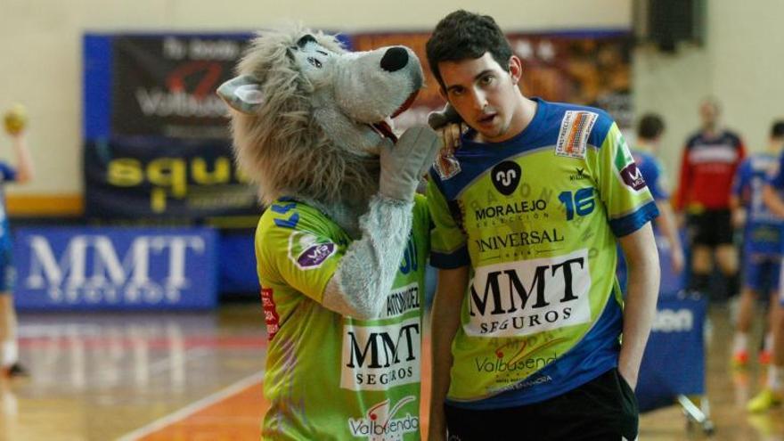 Luis Posado, conversando con la mascota Lobencio.