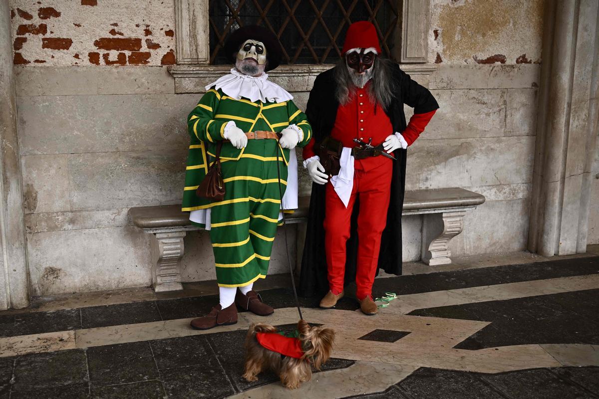 Trajes tradicionales desfilan durante el carnaval de Venecia