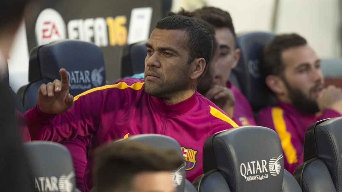 Alves, en el banquillo del Barça, desde donde siguió el partido ante el Valencia