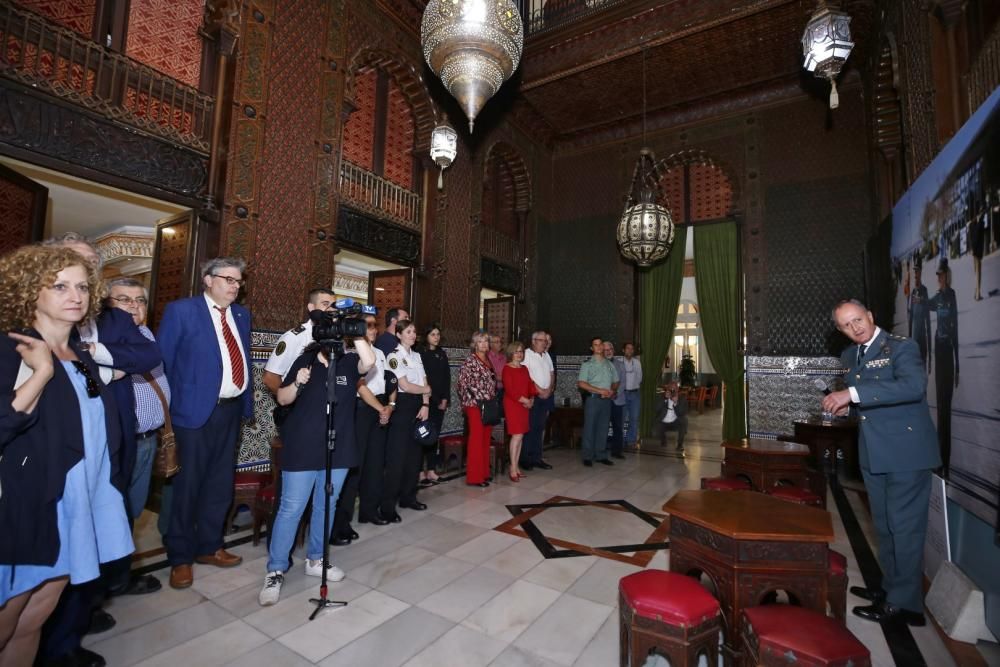 La Sociedad Casino de Torrevieja acoge hasta el lunes una exposición fotográfica de Manuel Lorenzo con motivo del 175 aniversario de la Guardia Civil. La inauguración el martes estuvo precedida por un