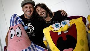 César Capilla y Álex Saudinos, actores dobladores de Patricio Estrella y Bob Esponja. 