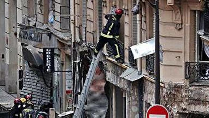 Els bombers treballen a l&#039;edifici on hi va haver una explosió a París
