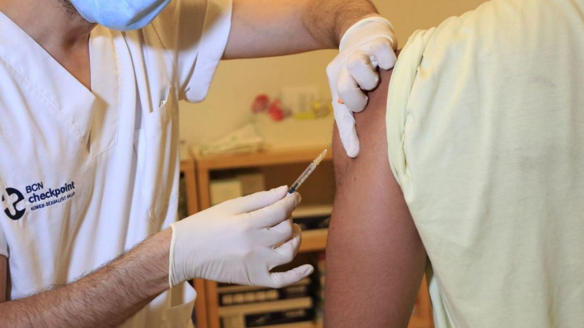Un home rep la vacuna de la verola del mico al BCN Checkpoint  | ACN/LAURA FÍGULS