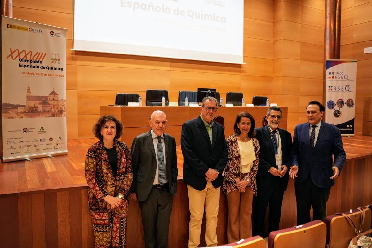 Autoridades académicas, organizadores y el consejero de Universidad, en la trigésimo octava edición de la Olimpiada Española de Química.