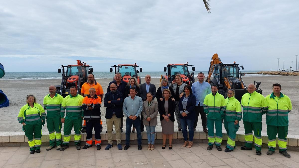 Equipo de gobierno de Santa Pola con operarios de Urbaser junto a la nueva maquinaria