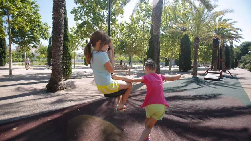 Las niñas y niños vuelven a los parques infantiles