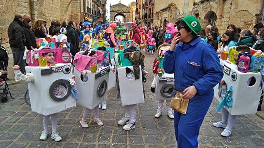 Niños disfrazados de lavadoras desfilan por las calles de Toro en una pasada edición del carnaval.
