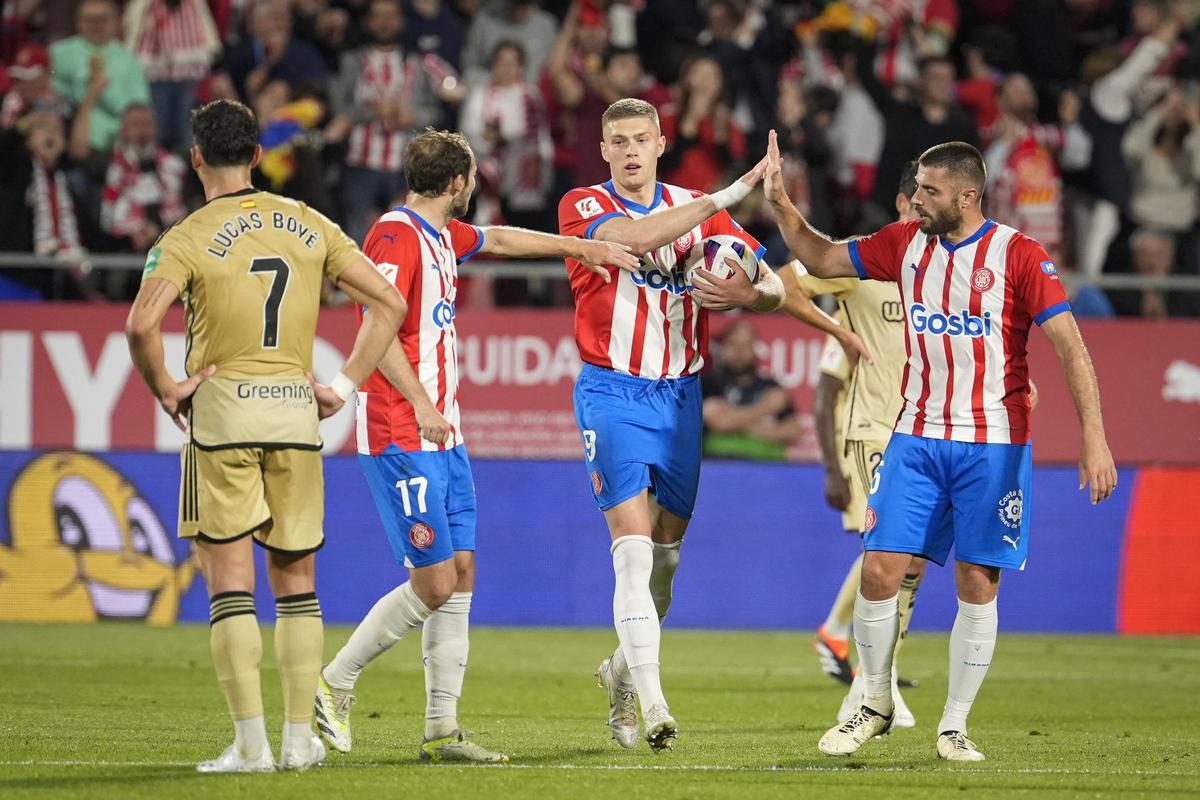 Dovbyk  celebra su primer gol ante el Granada.