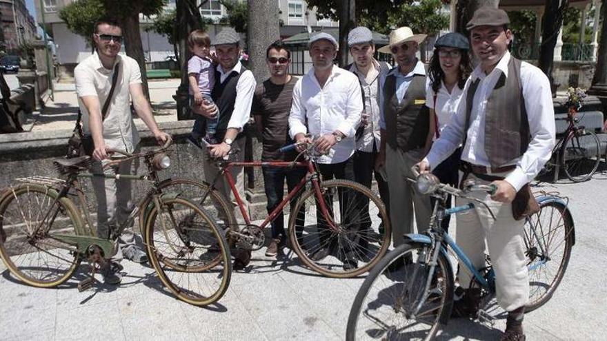 Clásicos A Estrada organizó una ruta de bicicletas antiguas por la villa.