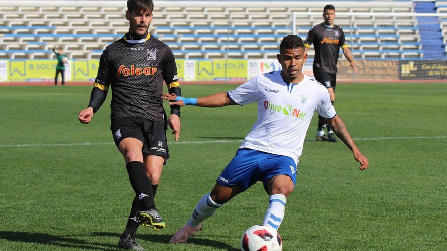 Una acción del partido disputado este domingo en el Lorenzo Cuevas de Marbella.