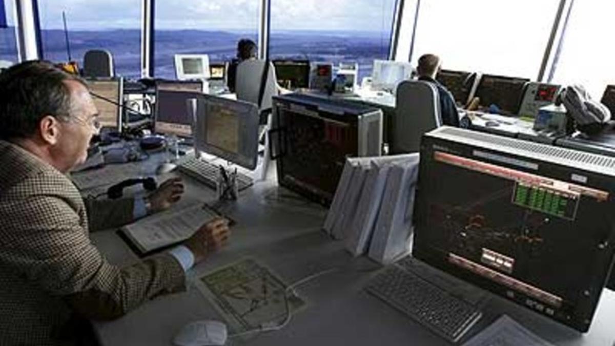 Imagen de archivo de controladores aéreos en la torre de control de Barajas