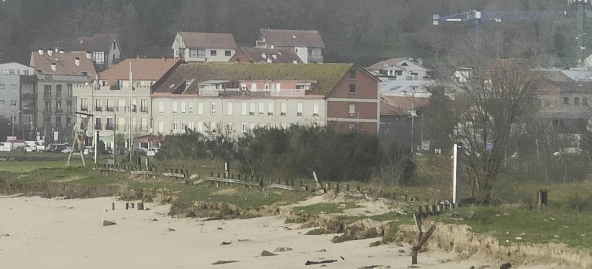 El cierre de madera perimetral de las dunas, desmontado. | GONZALO NÚÑEZ.