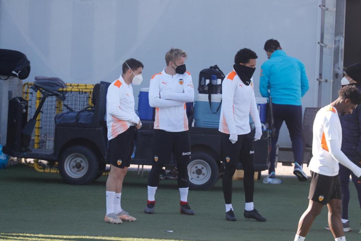 Daniel Wass entrena al margen