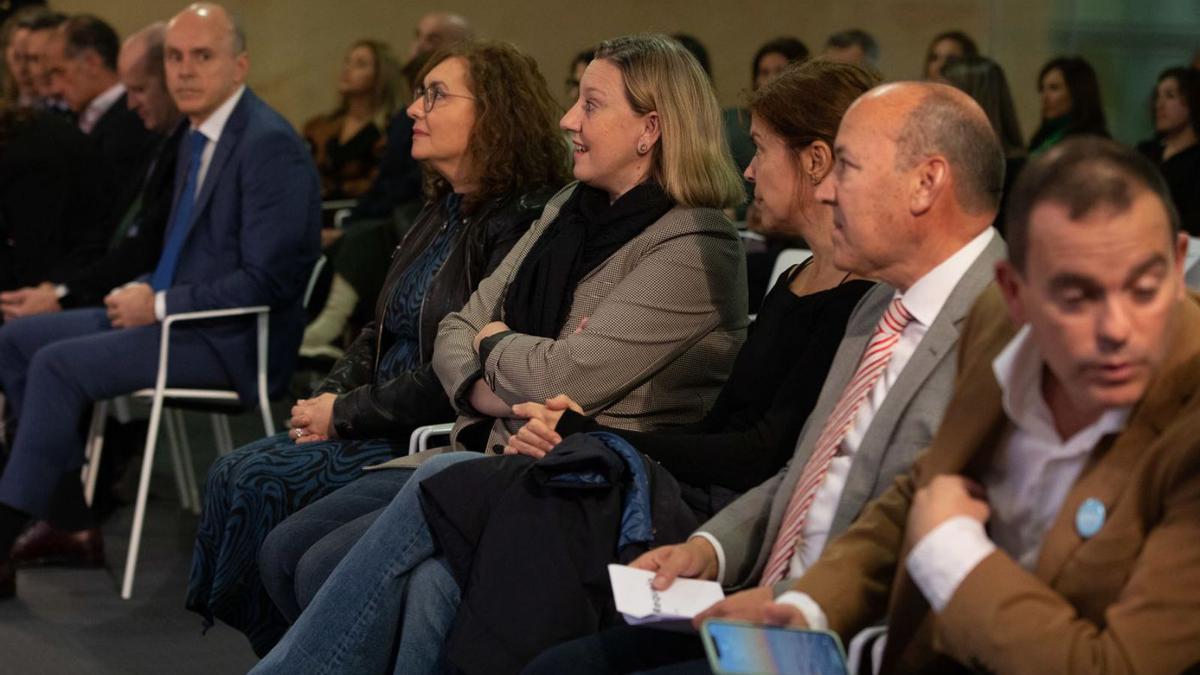 De derecha a izquierda: presidente de la Diputación, Francisco José Requejo; vicepresidente de la Diputación, José María Barrios; delegada de la Junta, Clara San Damián; consejera de Igualdad, Isabel Blanco; directora de LA OPINIÓN-EL CORREO DE ZAMORA, Marisol López; y gerente del periódico, Carlos Zardaín. 