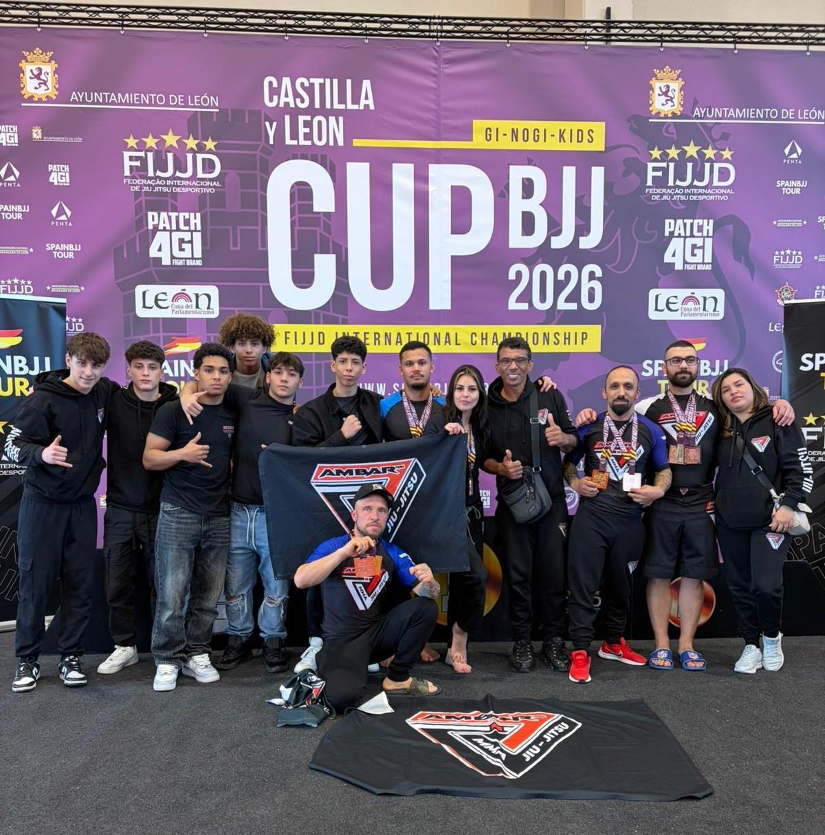 Ambar Team Benavente posa tras su éxito en la BJJ Cup 2026 de Castilla y León en Puente Castro.