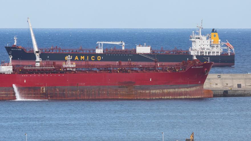 El petrolero &#039;Cielo di Hanoi&#039; fondeado en la capital grancanaria