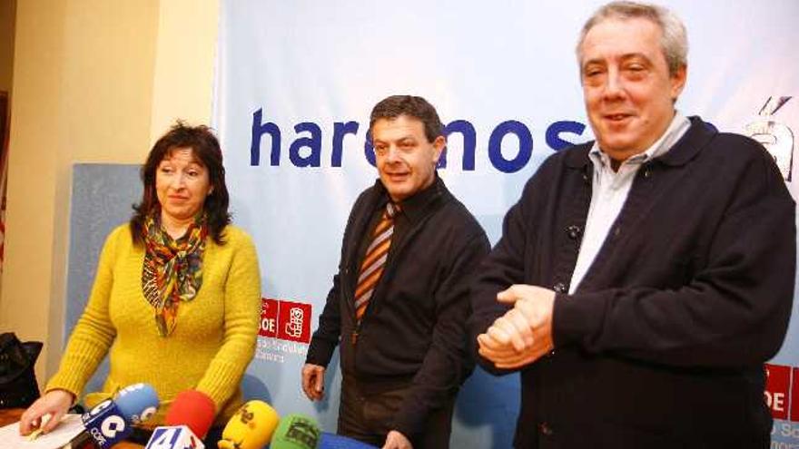 Manuel Fuentes (centro), Carlos Hernández y Rosa Muñoz, durante la rueda de prensa en la que expusieron las deficiencias de la estación de autobuses zamorana