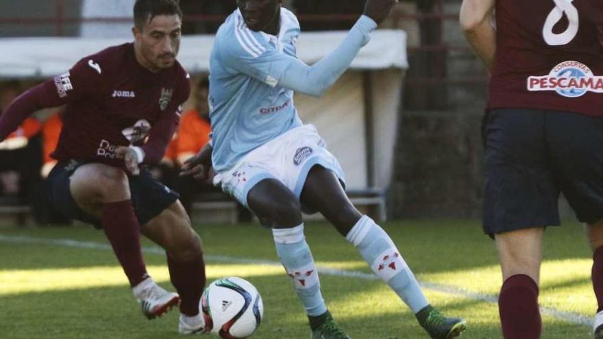 Pape controla un balón durante el partido disputado ayer en Barreiro. // José Lores