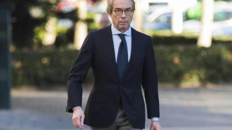 El empresario y expresidente del Valencia CF, Vicente Soriano, se dirige al juicio sobre su presunto intento de secuestro, ayer.