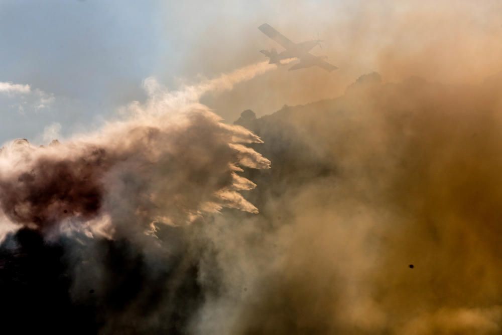 Un incendio forestal pone en alerta a la sierra de Aitana