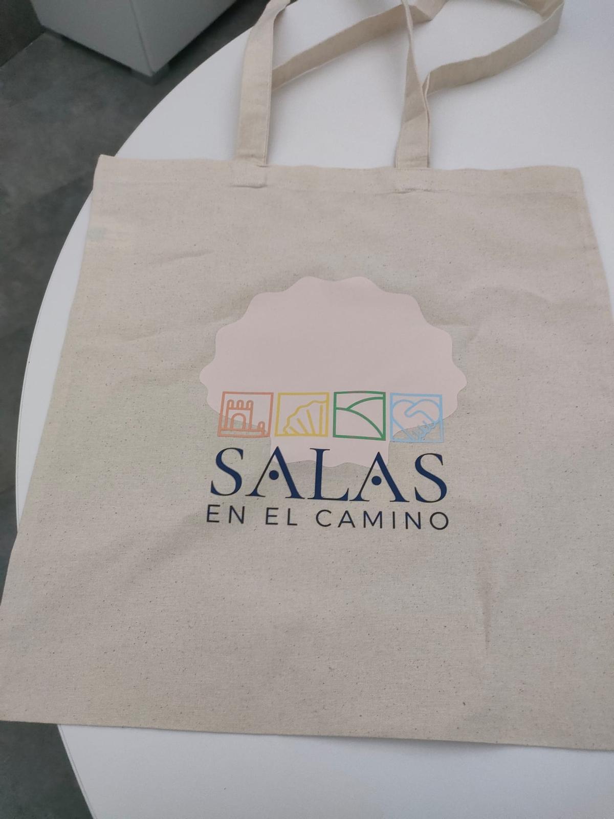 Los nuevos artículos de merchandising de la marca de calidad turística de Salas, en imágenes Los nuevos artículos de merchandising de la marca de calidad turística de Salas, en imágenes