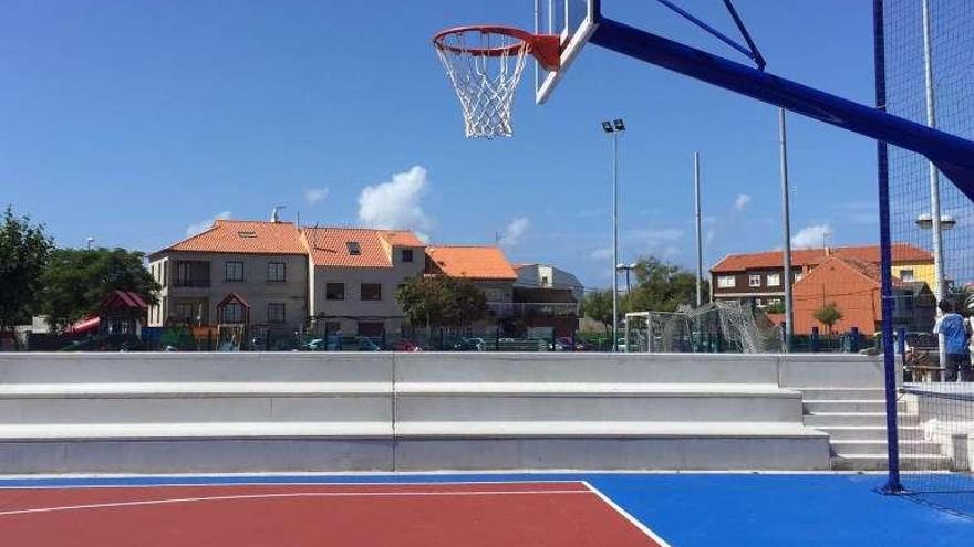 La remozada pista polideportiva de Terra de Porto. // Muñiz