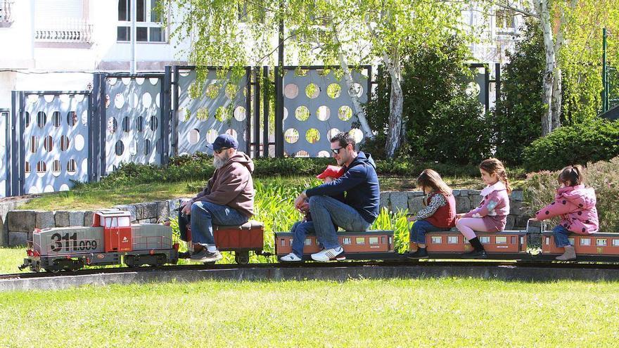 Grandes emociones en trenes pequeños: un viaje de ocio en familia en un parque ferroviario de Ourense