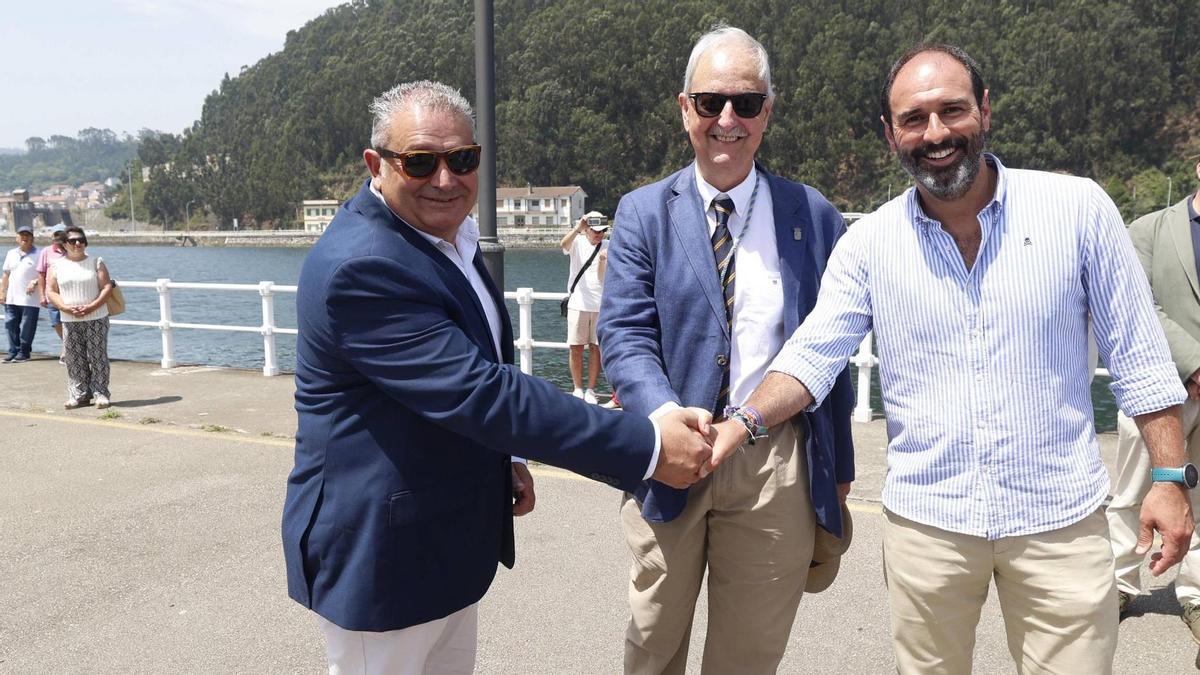 Por la izquierda, Celestino Novo, José Manuel Lozano y David Álvarez en la pasada procesión de San Juan en La Arena con la ría del Nalón al fondo.