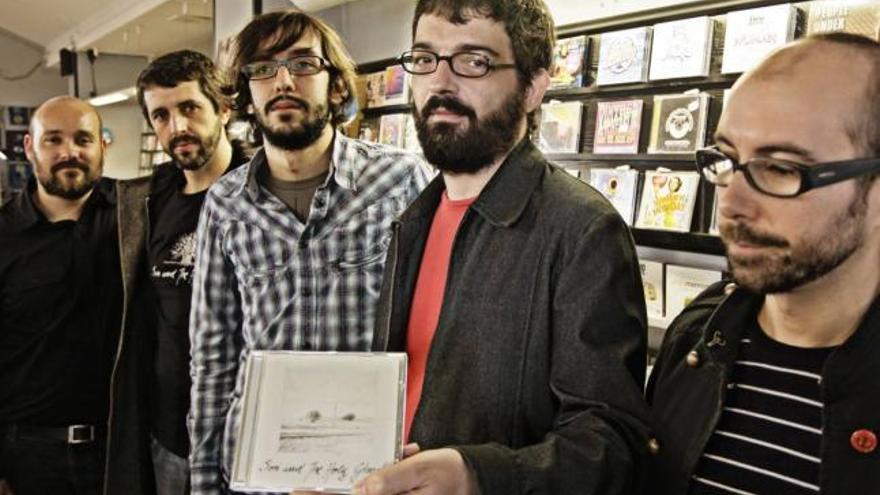 Guillem, en el centro, con sus compañeros de grupo.