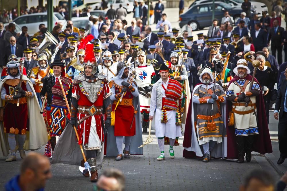 Los representantes de las 28 filaes recorren el centro de la ciudad para anunciar la llegada de los Moros y Cristianos ante miles de personas