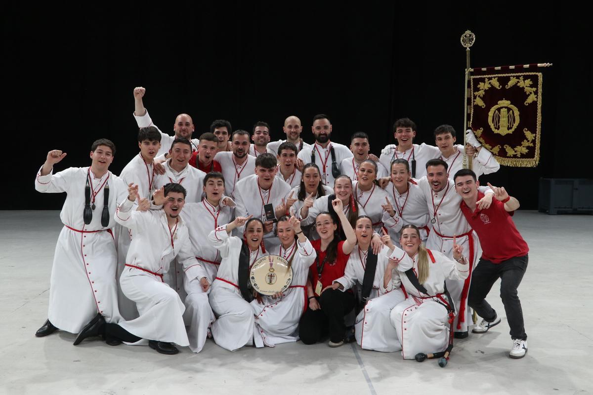 Miembros de la cofradía de la Columna celebra su victoria en el Concurso de Instrumentos 2026, este domingo en el pabellón Principe Felipe.