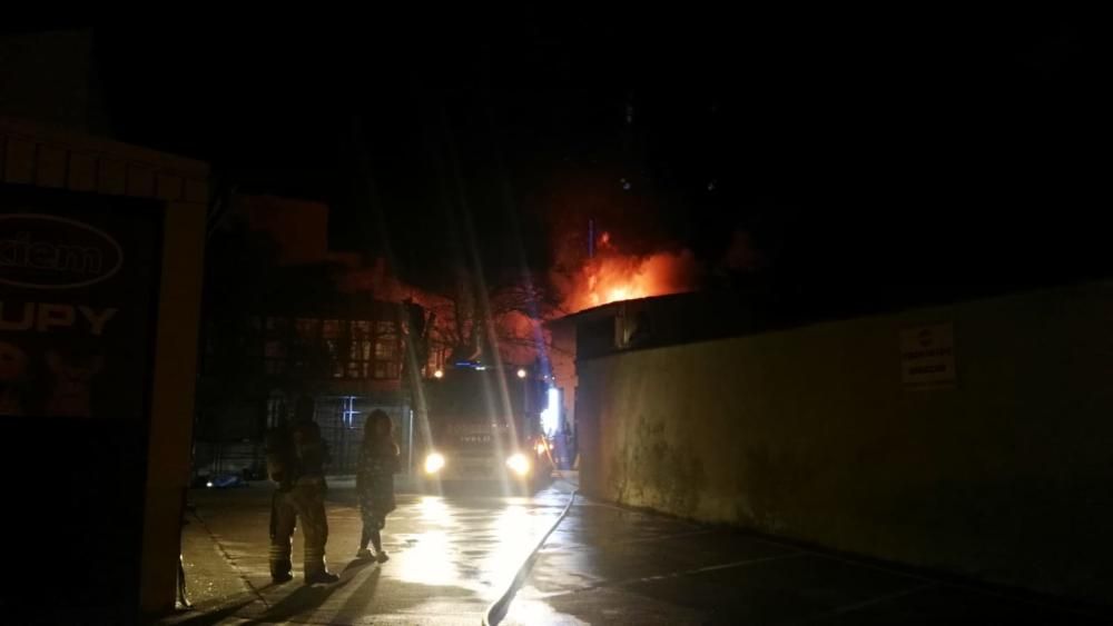 Incendio de un negocio en la Plaza Mayor de Toro